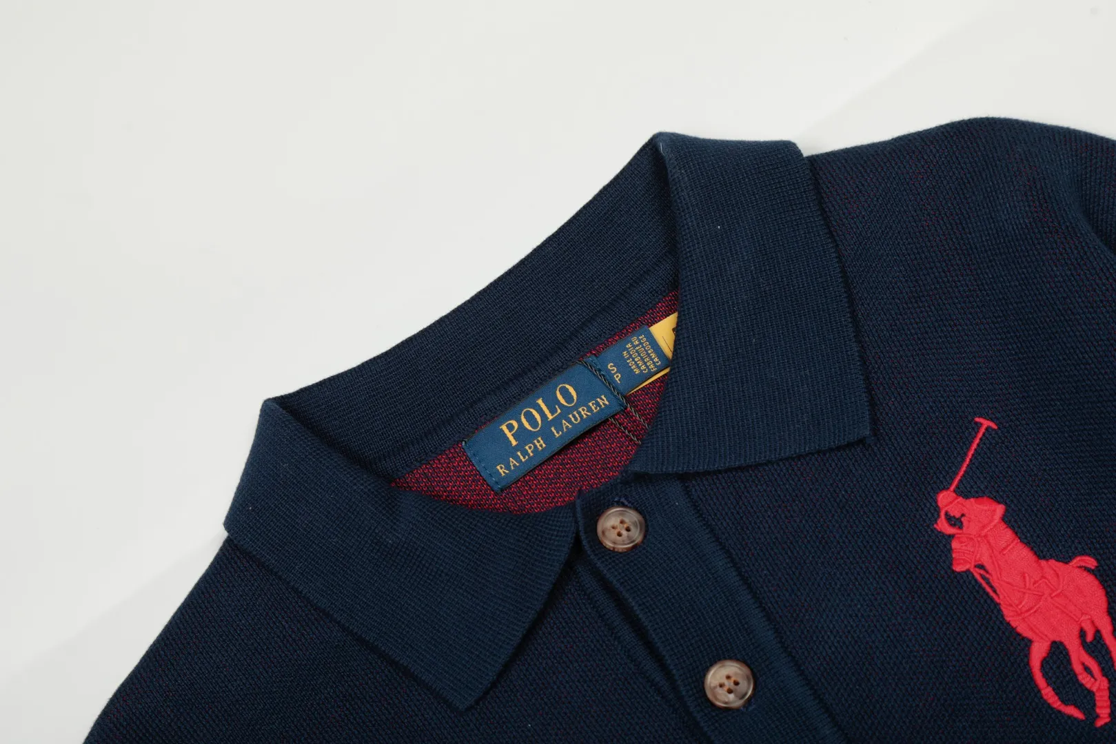P250 Top quality" Style number: DS164# (not off the shelves all year round) [Ralph Lauren autumn and winter Malaysia embroidered logo knitted POLO lapel sweater] ✅Ralph Lauren Ralph Lauren classic basic lapel POLO same style knitted autumn and winter sweater for men and women ✅Main supplier platform live broadcast Wholesale entity Replenish when out of stock Not off the shelf ✅ZP quality 1:1 version Scan the code to enter the GF website Counter quality ✅Detailed quality is the only one in Guangzhou Imported quality cotton yarn, 750g weight, focusing on high-end, cost-effective, good quality, needless to say, ✅The version is restored to the original order, the maximum size can be worn up to 190 pounds, loose, comfortable and stress-free, ✅The upper body is simple and easy to match, a must-have for male gods. Good-looking clothes are never picky. A must-have in couples' wardrobes. Size: S-XL. Color: Milk white, gray, black and white, black and red, navy white label, navy red label